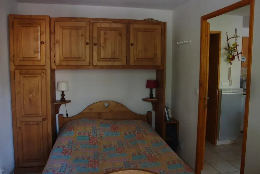 2 Rooms 4 People 3 North West Facing
