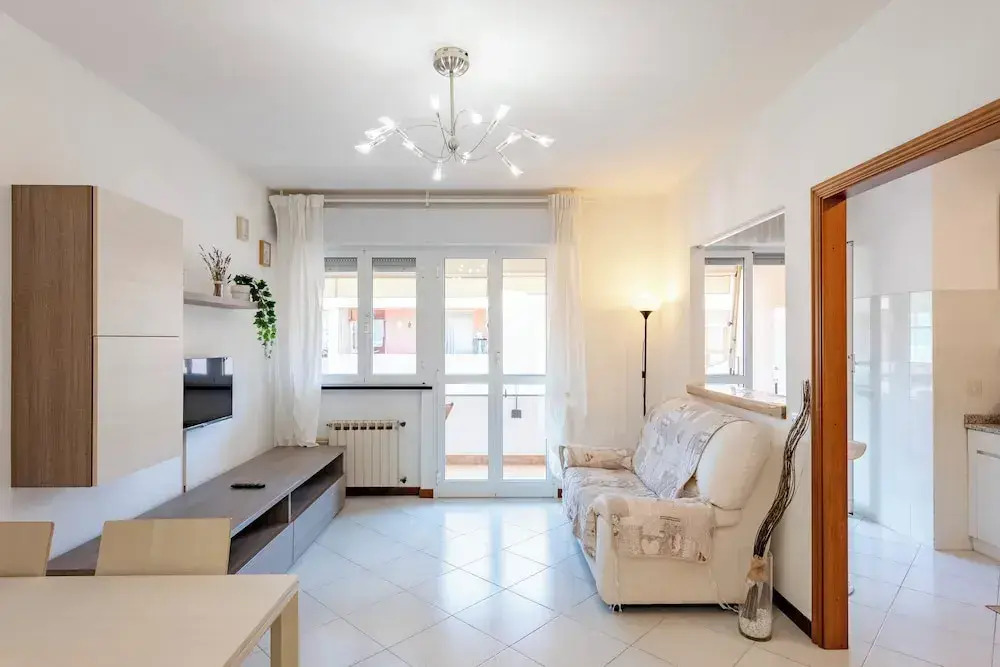 Charming 2-bed flat  balcony & parking