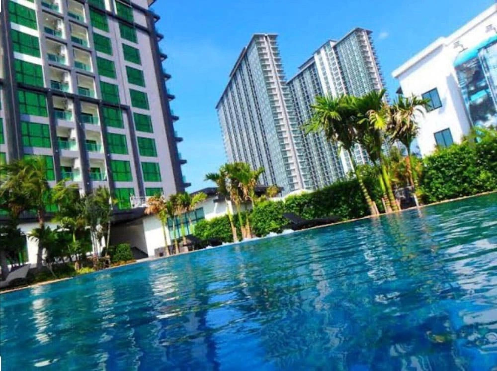 Stylish Low-floor 2-bedroom Sea-view Condo at Dusit Grand Condo View