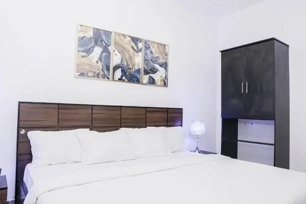 Momak 8 Hotel Adenuga House