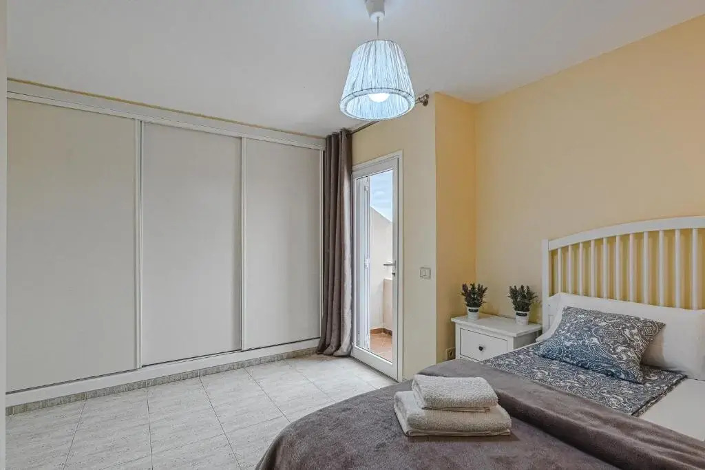YELLOW 3 bedroom large apartment for 10 guests
