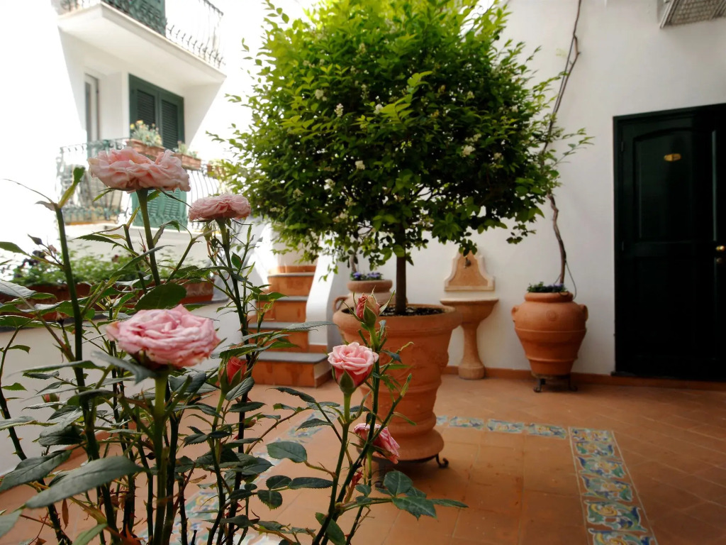 Hotel Antica Repubblica in the historical center 2 minutes away,at 170mt, from the Sea
