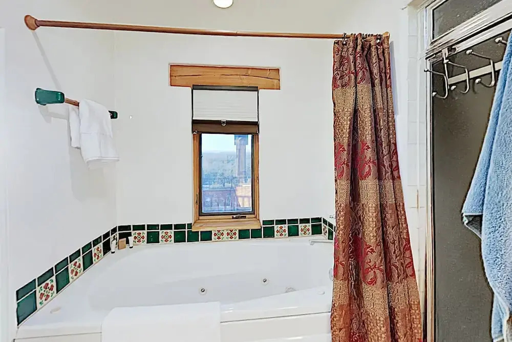 Extraordinary Private W/ Pool & Hot Tubs 6 Bedroom Home
