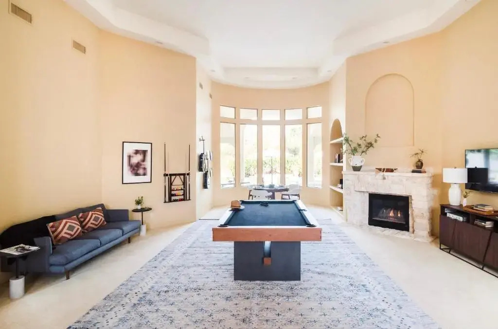 Sleeps 19, 7bdr Estate! Sports Court, Putting Green, Pool Farrier by Avantstay