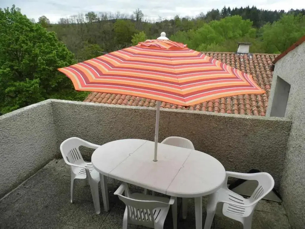 Joli petit T2 calme au bord de leau