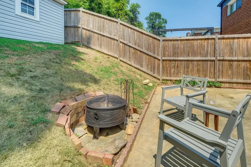 Arlington Townhome w/ Furnished Patio!