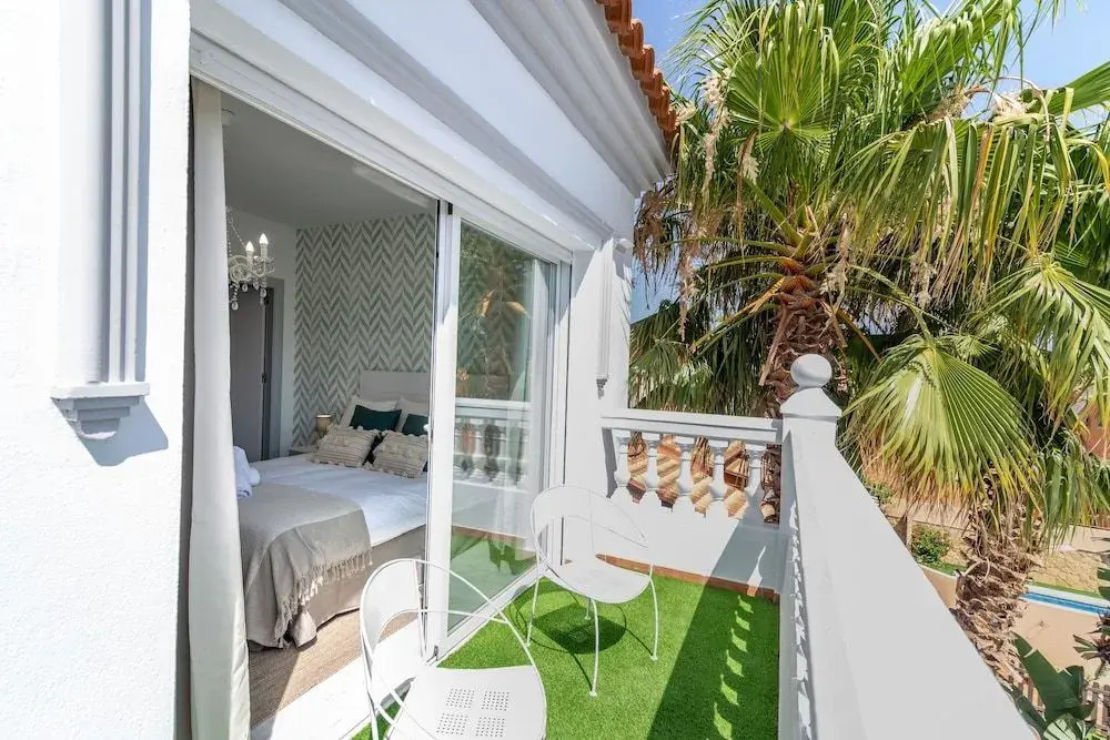 VACATION MARBELLA I Sunny Camelia Villa Heated pool, Recently Renovated, Best Residential Neighborhood in Benalmadena, Short walk to the beach, Cinema Room