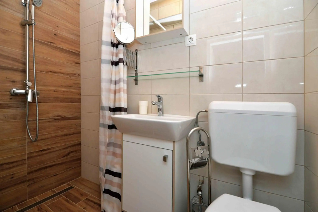 Beach apartment KATE with sea view, balcony and parking, MURTER, DALMATIA