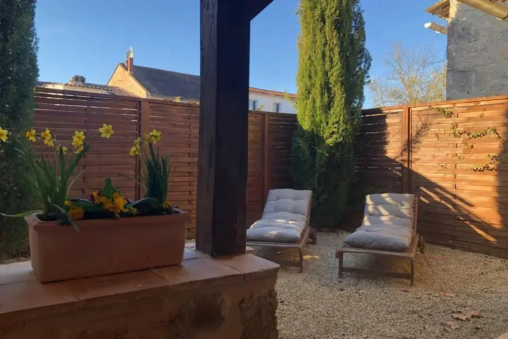 Beautiful Eymet Bastide house & courtyard garden
