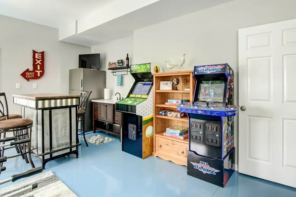 Hot Tub and Game Room! Secluded Branson Escape
