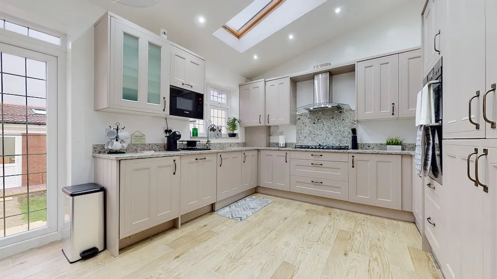 Charming 5-bed House in Romford