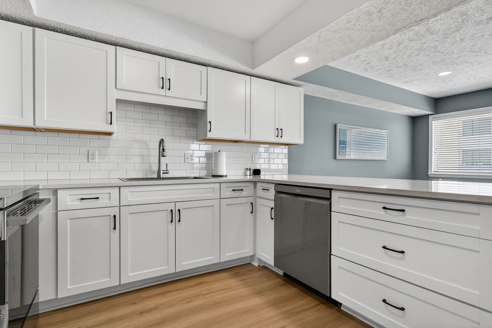 Luna By The Sea / 238 Brunswick Ave West 3 Bedroom Home