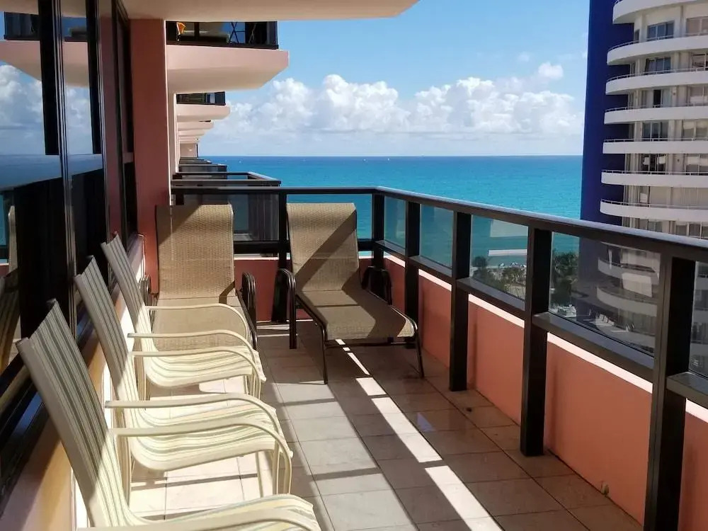 Alexander 1419 3 Bedroom Apts by RedAwning