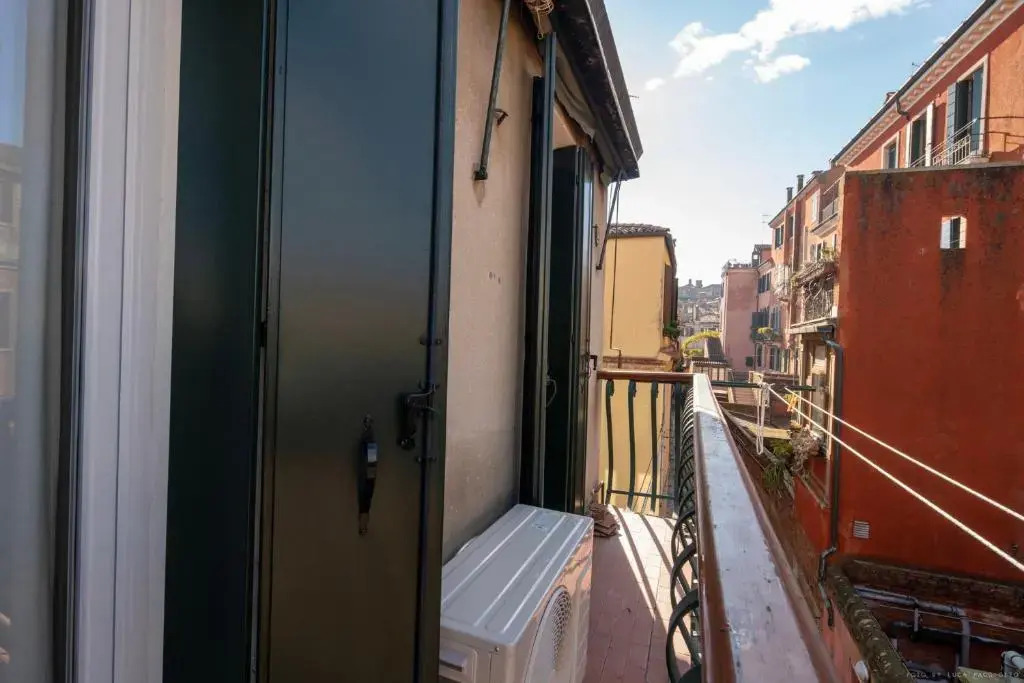 Ca Giorgia Venice Apartment with Balcony