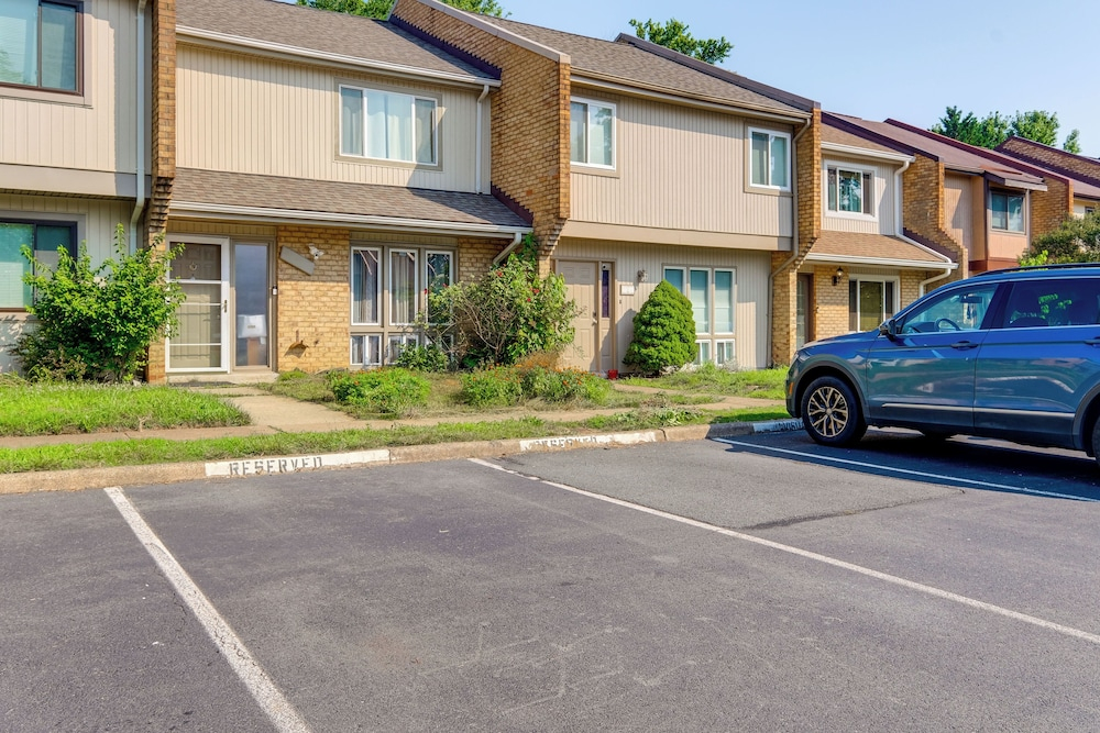3 Mi to Dulles Airport: D.c. Area Townhome