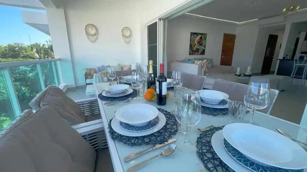 Relaxing 2 Bedroom Ocean View with Pool Close to the Beach