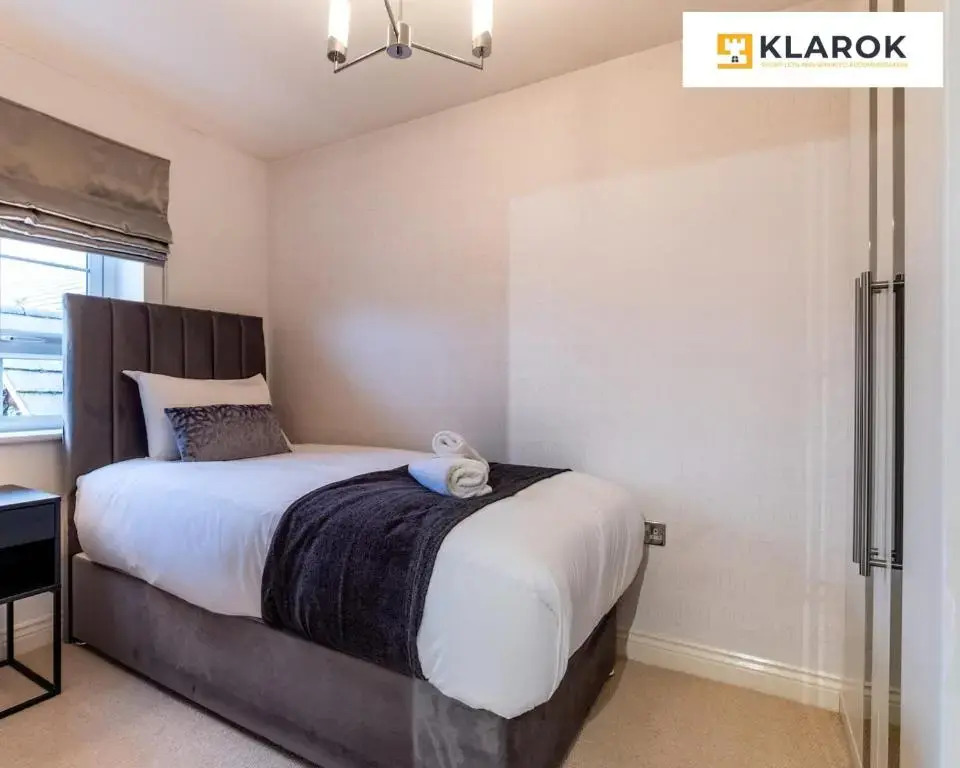 LONG STAYS 20pct OFF - LARGE 4BED-Pool Table & Parking By Klarok Short Lets & Serviced Accommodation