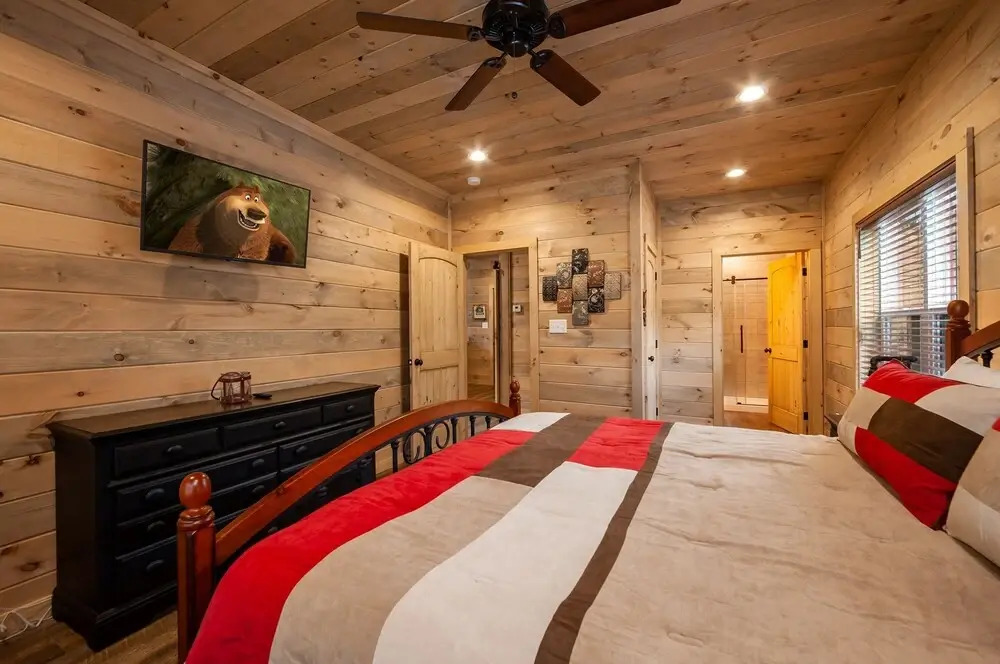 Creekside Manor Too 2 Bedroom Cabin by RedAwning