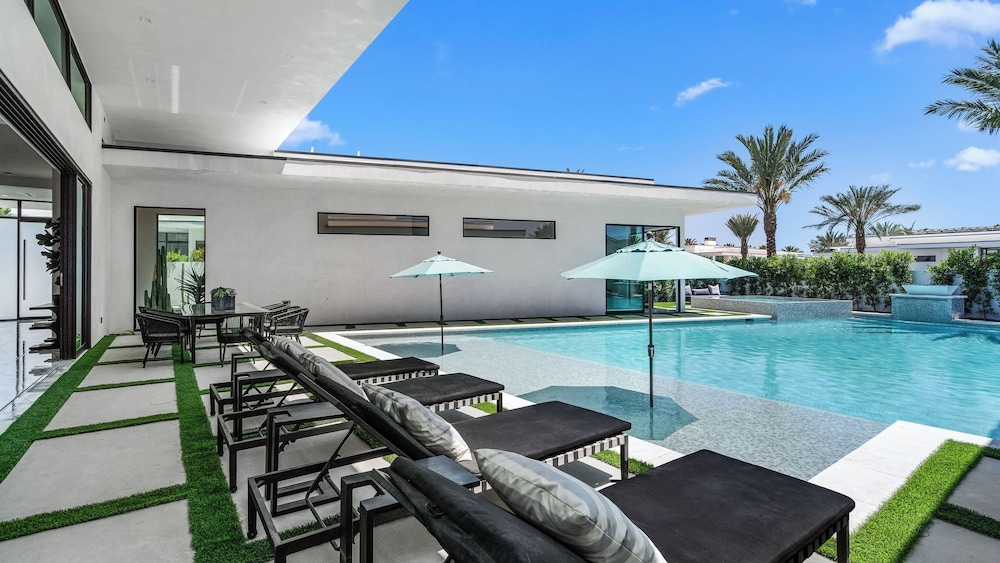 Sleeps 54 3 Luxury Villas w/ Pool + Spa, Pickleball Bravo by Avantstay