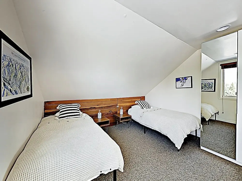 New Listing! Ski Basecamp W/ Hot Tub, Walk To Lift 3 Bedroom Townhouse