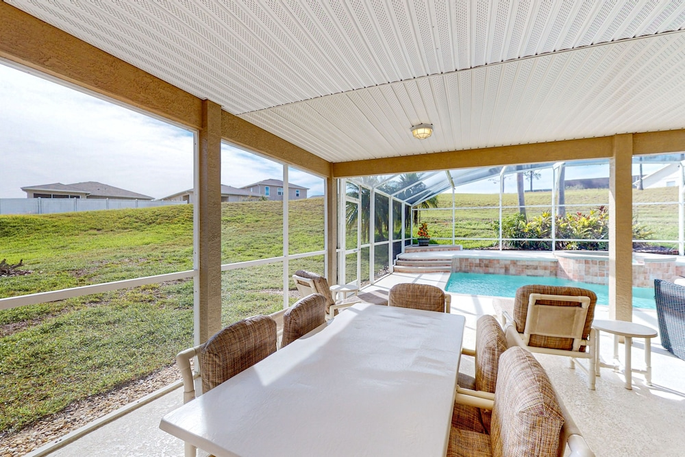 Spacious Home in a Great Neighborhood With Enclosed Pool & AC - Dog-friendly