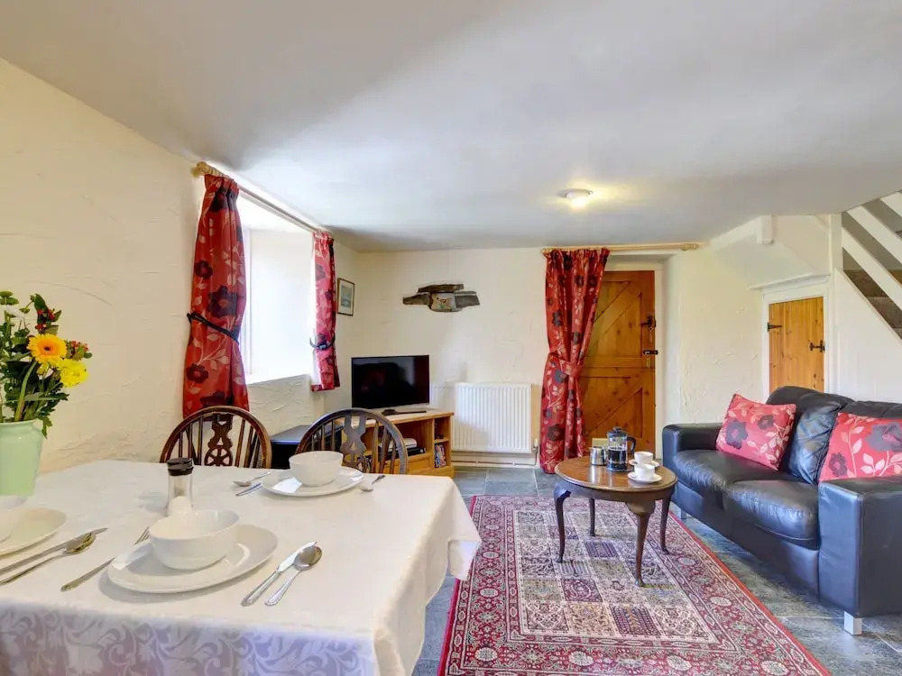Pretty Holiday Home With Sunny Garden and a Comfortable Four-poster bed