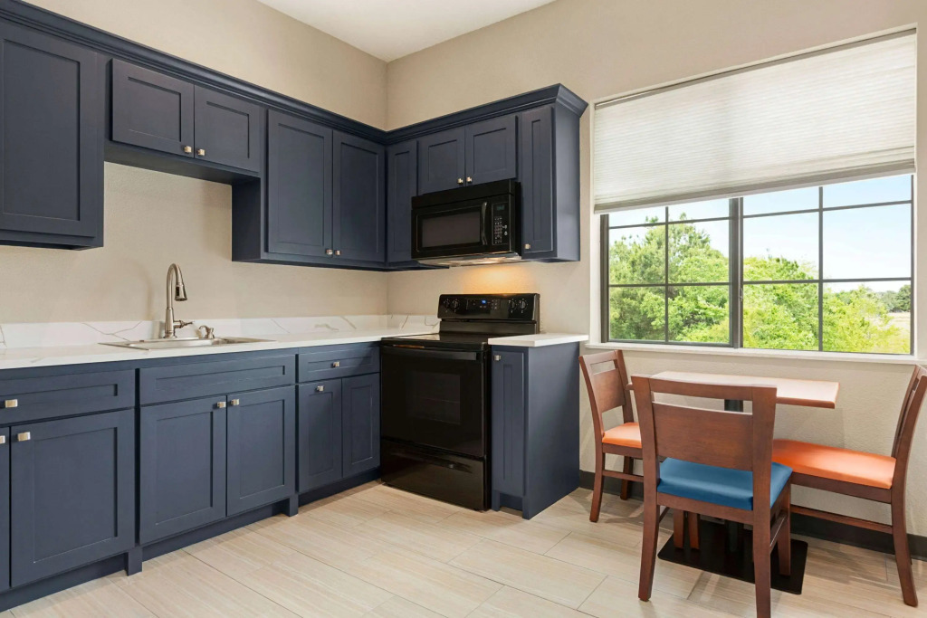 Days Inn & Suites by Wyndham Tomball Houston NW