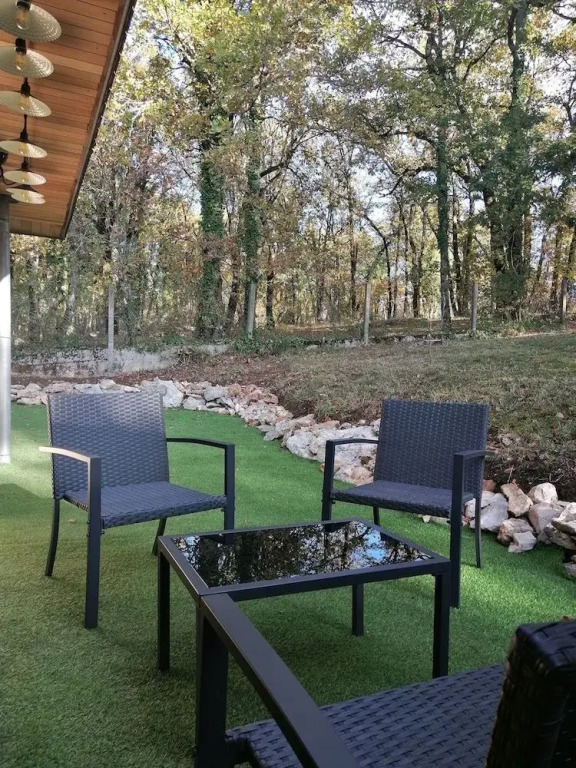 LAPAUSEDEGOUT piscine chambres climatisées terrasse table dhôtes