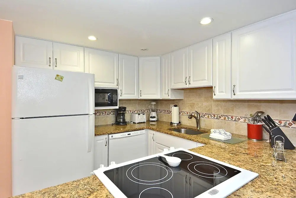 Sunset Chateau 609 Top Floor/ Amazing Views/ Great Location!