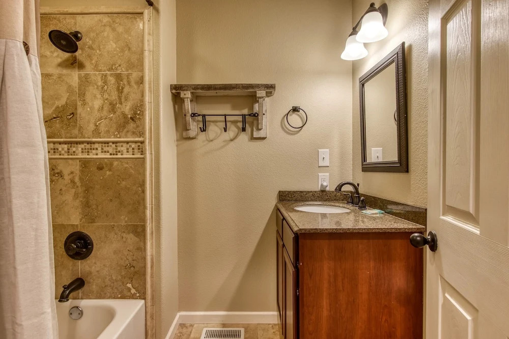 Memorable "Deer & Doe" by HoneyBearCabins 4BR 3BA, Mountain View Deck, Farmhouse Decor, Fireplace, 3 Acres