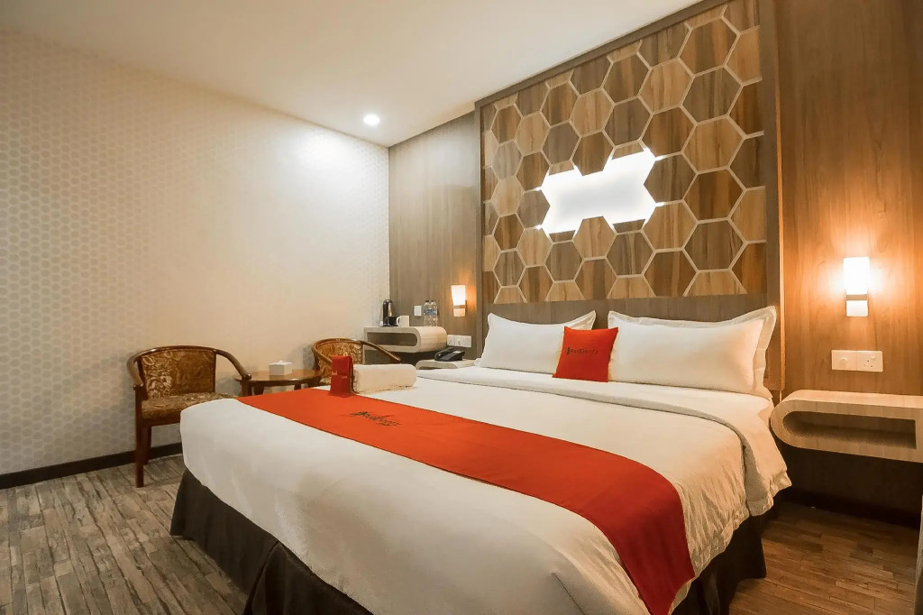 RedDoorz Plus near Mall Nagoya Hill Batam 3