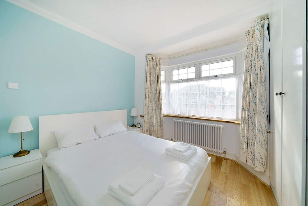 Stylish 3-bedroom Bungalow in London