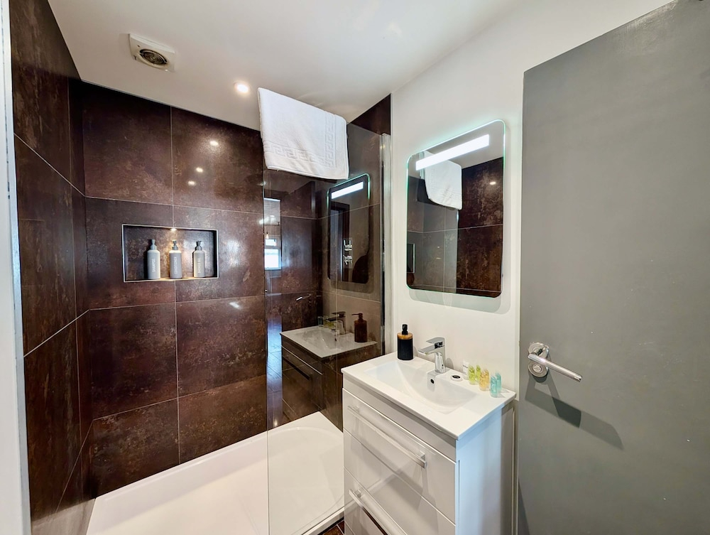 Charming Flat With Free Parking in Prime Location