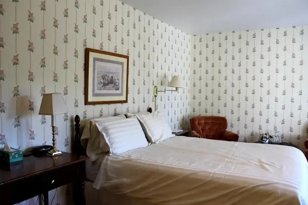 MacKenzie House Tourist Home B&B