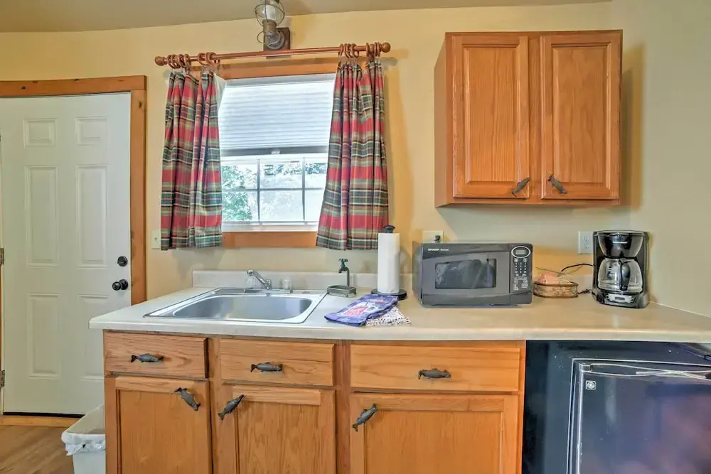 4 Mi to Museums: Cozy Branson Cabin