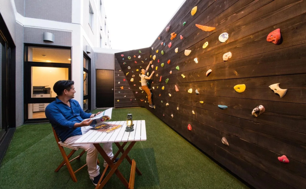 365BASE outdoor hostel