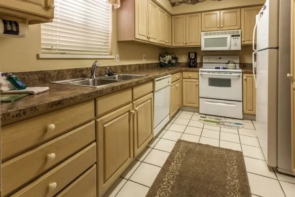 On The Harbour Condo Across From Beach! 2 Bedroom Condo by Redawning