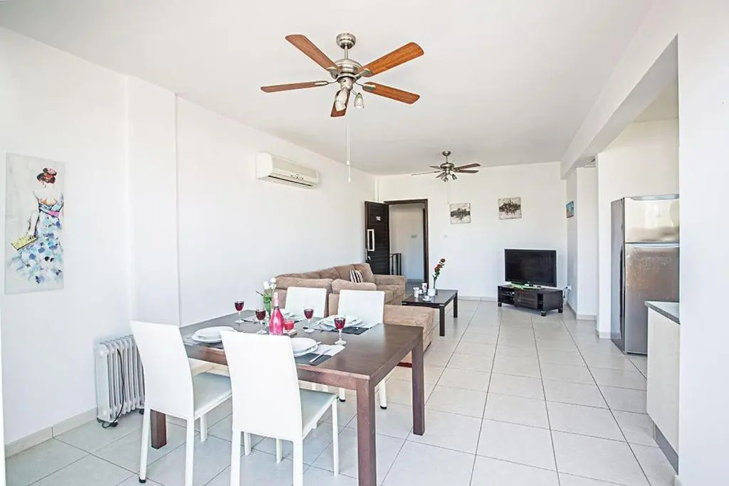 Apt Pernera Dyo - Modern 2 Bedroom Pernera Apt with Communal Pool - Close to all Amenities