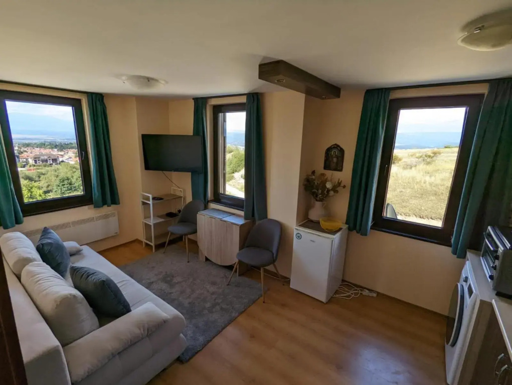Stylish 2BD Apartment with Panoramic Mountain View