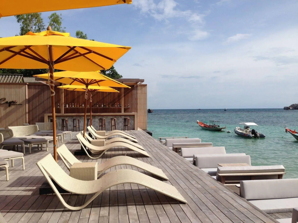 Beach Club by Haadtien