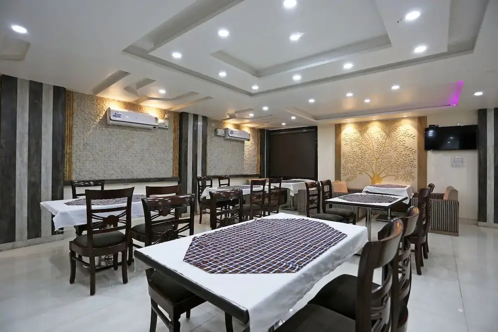 OYO 9919 Nandgiri Palace