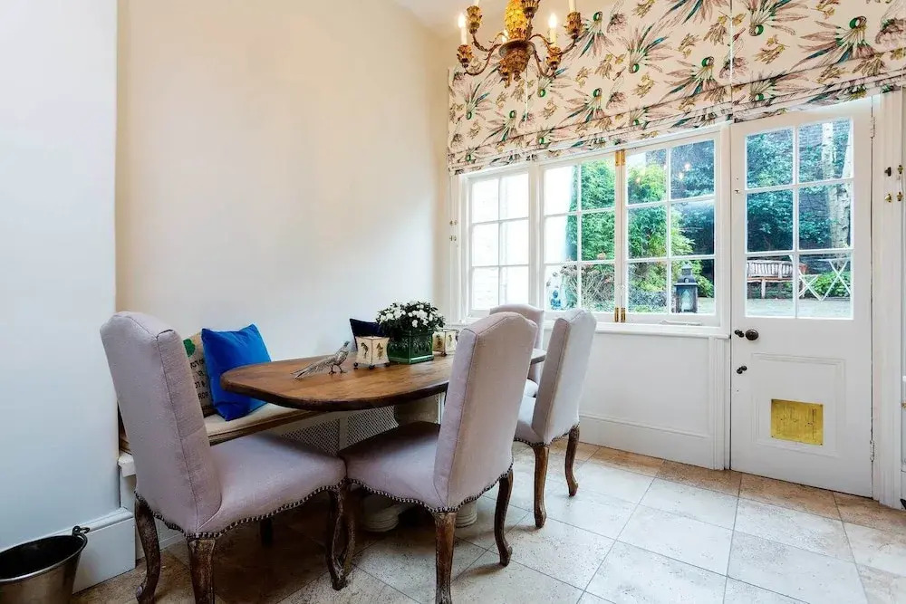 Elegant Two-bedroom Flat in Evelyn Gardens