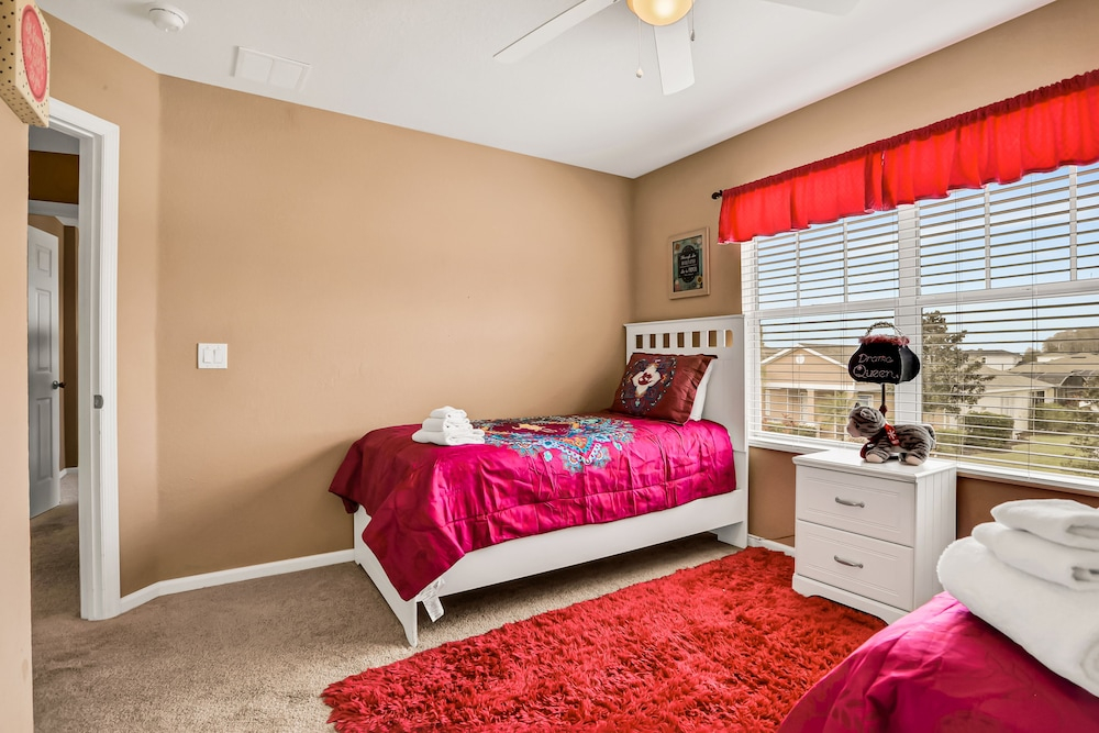 Beautiful Home Close to Theme Parks With Private Pool, AC & W/D - Dog-friendly