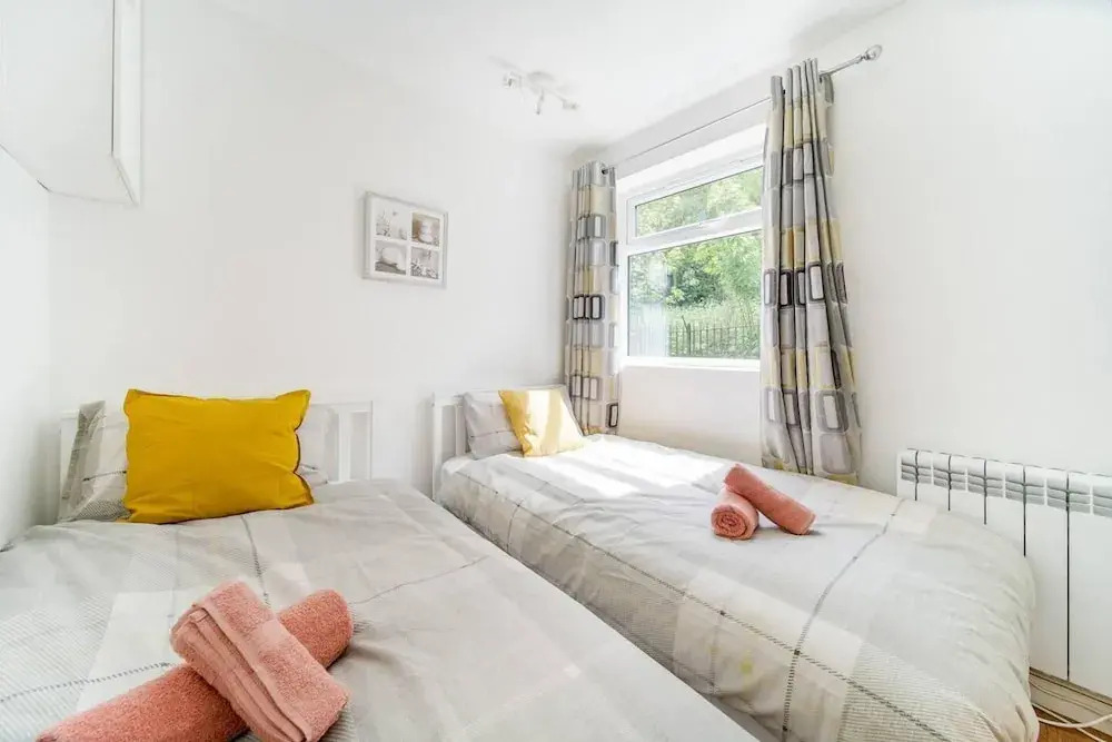 Livestay - 2 Bed Apt, Free Parking in Luton