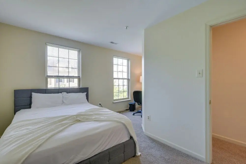 Owings Mills Townhouse: 8 Mi to Liberty Reservoir!
