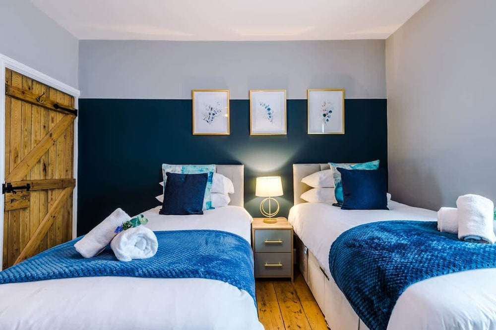 NEW Stylish Home Amazing Location Sleeps 6