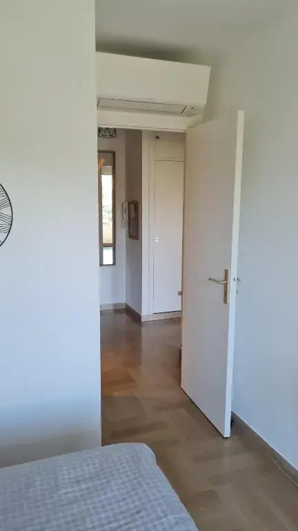 2P entièrement climatisé I Bien insonorisé I Wifi I A 300 m de la mer I Restaurants commerces et transports à 5mn à pied I Idéal 2 personnes I Possibilité 4 avec canapé lit de qualité I Très belle Douche