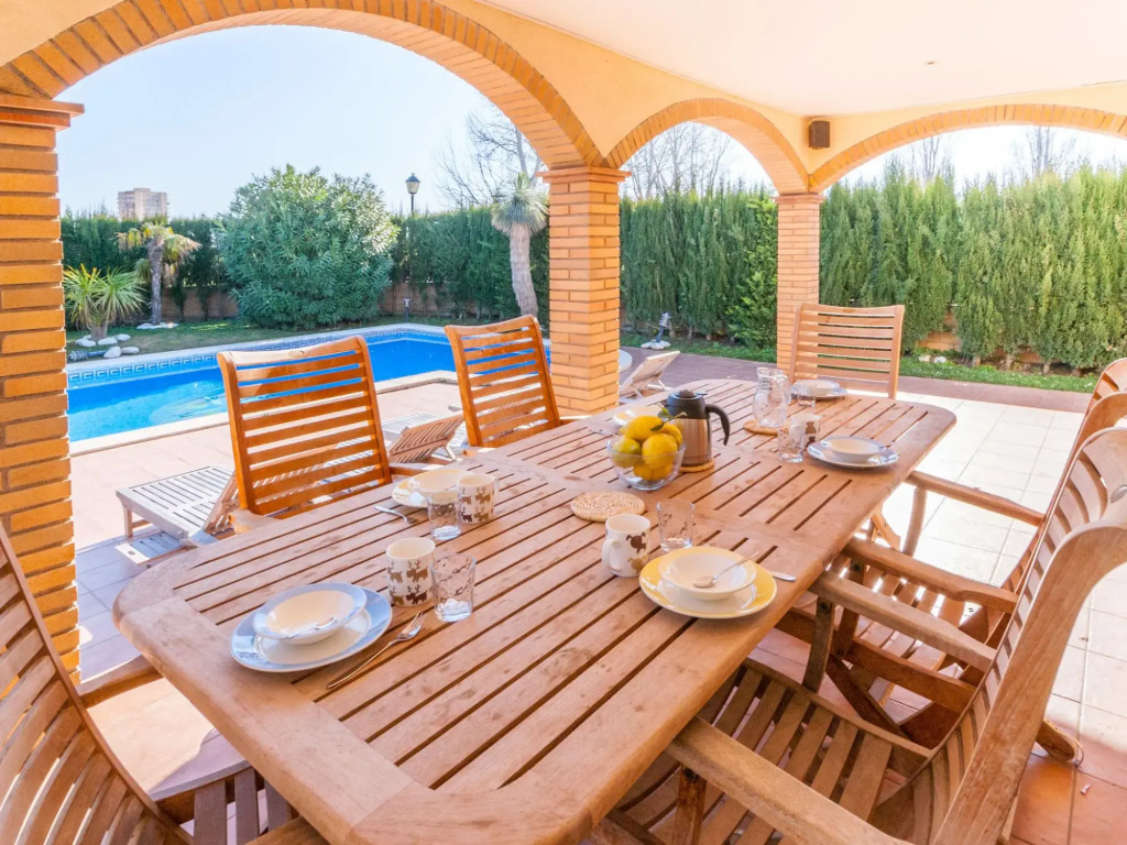 Fantastic holiday home for 14 persons in Sant Pere Pescador with private pool