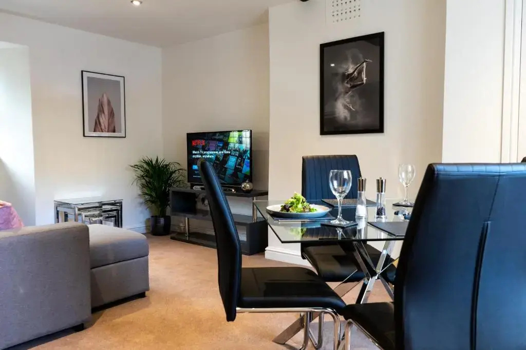 Stylish 2 Bed Apartment, Stunning City Centre Location, with FREE Secure, Gated Parking On-Site & Private WiFi, with Private Entrance & Courtyard Garden & Highly Rated