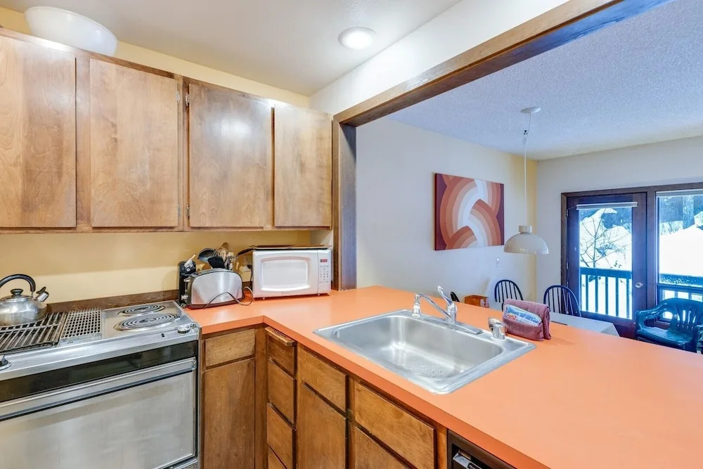 33sw - Wifi - Fireplace - Amenities - Sleeps 4 1 Bedroom Home by RedAwning